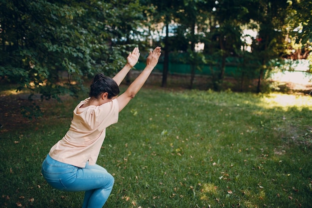 Donna indiana che fa yoga nel parco estivo all'aperto