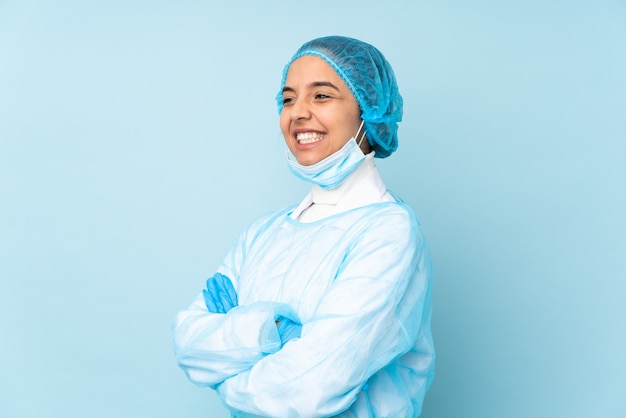 Donna indiana giovane chirurgo in uniforme blu nella posizione laterale