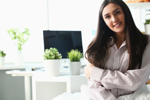 Donna indiana in camicia maschile a casa