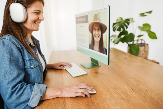 Donna influencer che fa podcast usando il computer a casa - Focus sulla mano destra