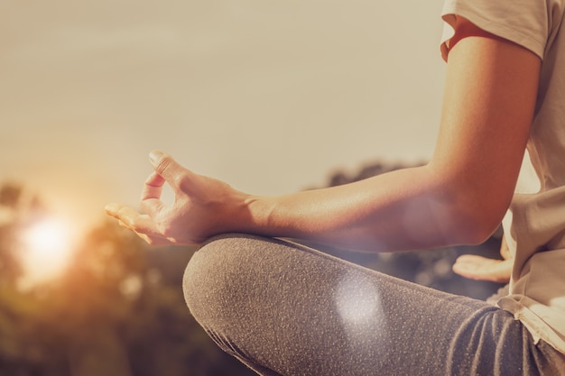 Donna intelligente Asia fare esercizio e meditazione in giardino con relax