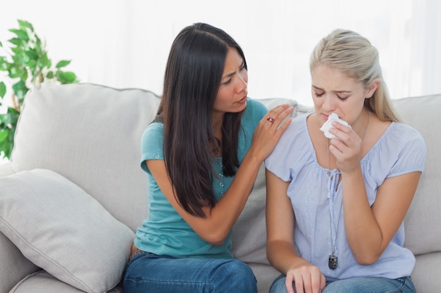 Donna interessata che consola il suo amico piangente