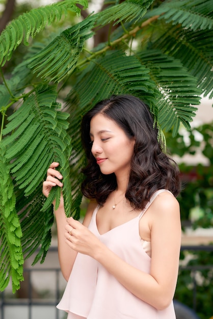 Donna intorno a un bellissimo giardino