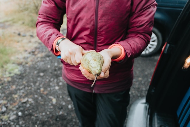 Donna irriconoscibile che cucina nel gas da campeggio durante una giornata piovosa Stile di vita Vanlife per i viaggiatori urbani paesaggio scandinavo cinematografico Viaggio su un viaggio epico attraverso le montagne