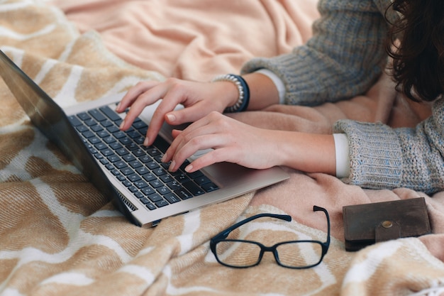 Donna irriconoscibile che digita sul computer portatile, primi piani