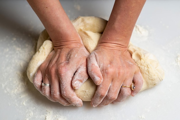 Donna irriconoscibile che impasta pasta Impasto per gnocchi torte di gnocchi