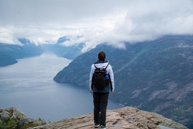 Donna irriconoscibile con Lysefjord sullo sfondo