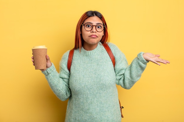 Donna ispanica che si sente perplessa, confusa e dubita. studente con un concetto di caffè