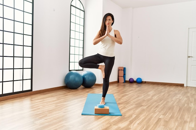 Donna ispanica di mezza età che si allena yoga al centro sportivo