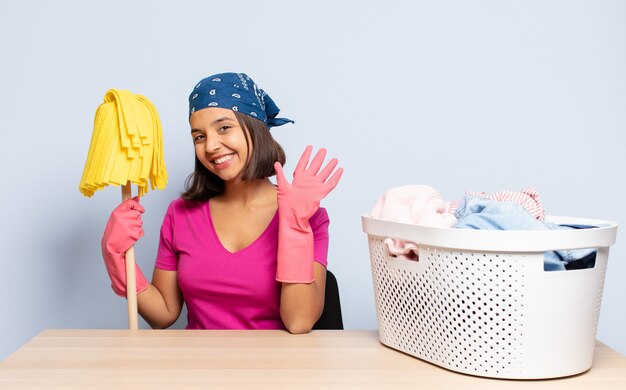 Donna ispanica sorridente e dall'aspetto amichevole, mostrando il numero cinque o quinto con la mano in avanti, il conto alla rovescia