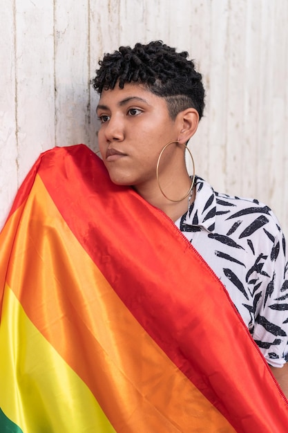 Donna latina con bandiera LGBT all'aperto