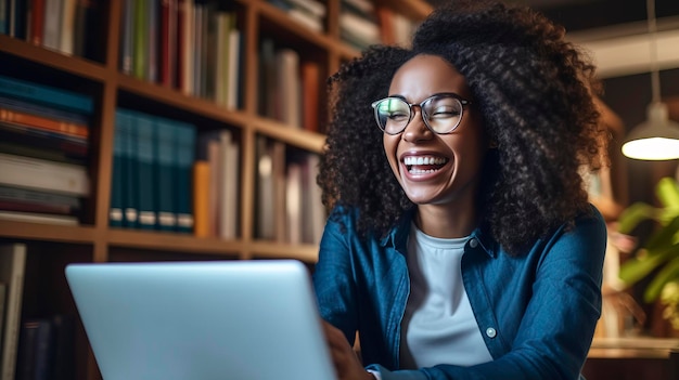 donna latina con i capelli ricci che celebra il suo successo commerciale davanti a un laptop