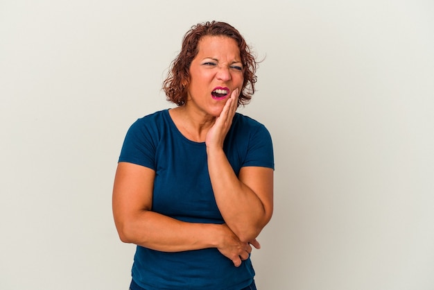 Donna latina di mezza età isolata su sfondo bianco con un forte dolore ai denti, dolore molare.