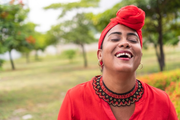 Donna latina sorridente mentre si trova nel parco