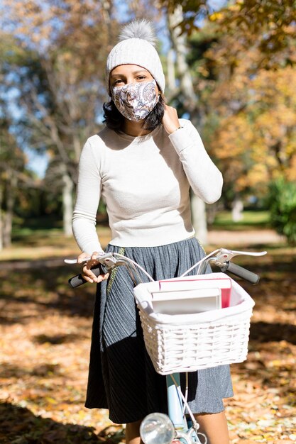 Donna latinoamericana che indossa una maschera per il viso.