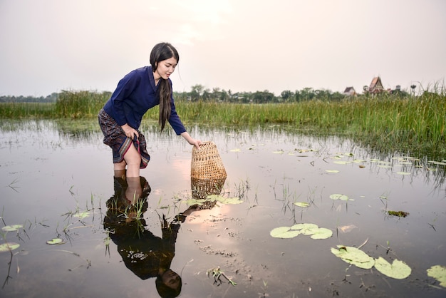 Donna lavoratrice in campagna, Thailandia