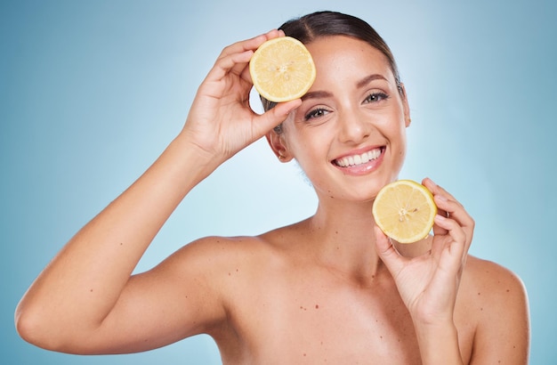 Donna limone e sorriso ritratto per la bellezza naturale benessere prodotti per la salute e cosmetici dermatologia cura in sfondo blu studio Modello felicità vitamina c disintossicazione e cura di sé del viso di lusso