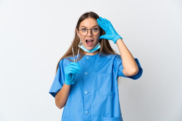 Donna lituana dentista strumenti di contenimento su sfondo isolato con espressione di sorpresa