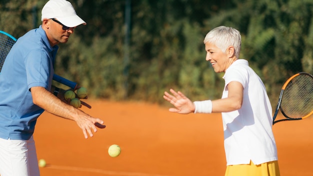 Donna maggiore attiva che pratica tennis