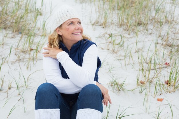 Donna maggiore che osserva via spiaggia