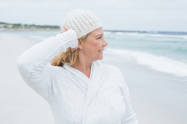 Donna maggiore che osserva via spiaggia