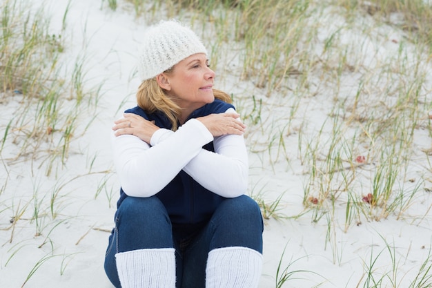 Donna maggiore che osserva via spiaggia