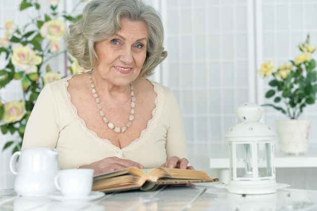 Donna maggiore con il libro