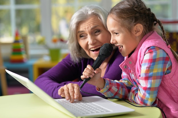 Donna maggiore con la nipote che canta al karaoke