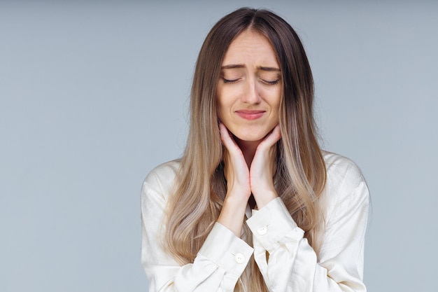Donna malata con mal di gola Si sente male Soffrendo di dolore alla gola