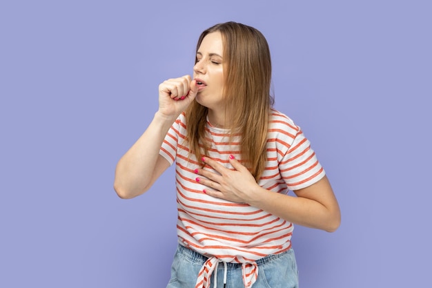 Donna malata con tosse e dolore ai polmoni che prende i sintomi dell'influenza fredda