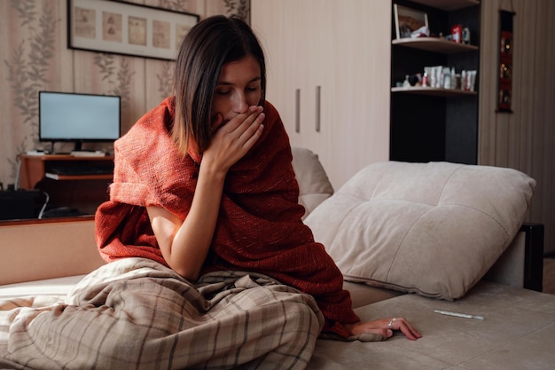 Donna malata e influenzata colta dal freddo Donna che sente freddo