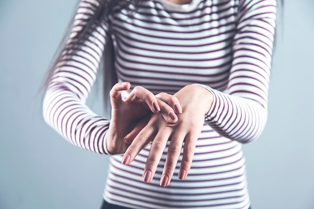 Donna mano nella mano dolorante