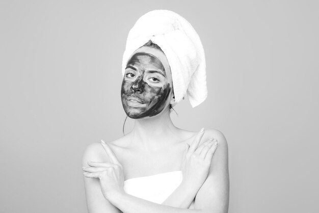 Donna maschera spa metà viso bellezza concetto fango maschera facciale viso maschera di argilla spa bella donna con cosme