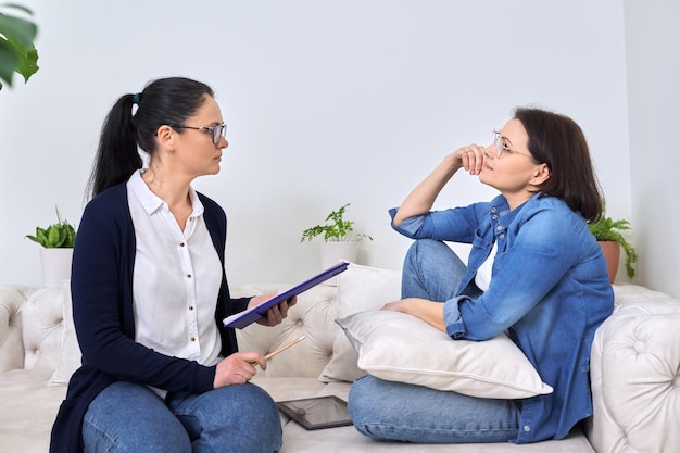 Donna matura all'incontro con il consulente psicologo terapeuta