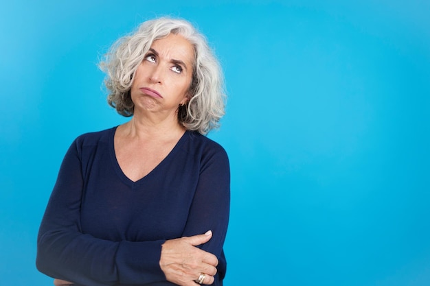 Donna matura alzando lo sguardo con espressione di noia