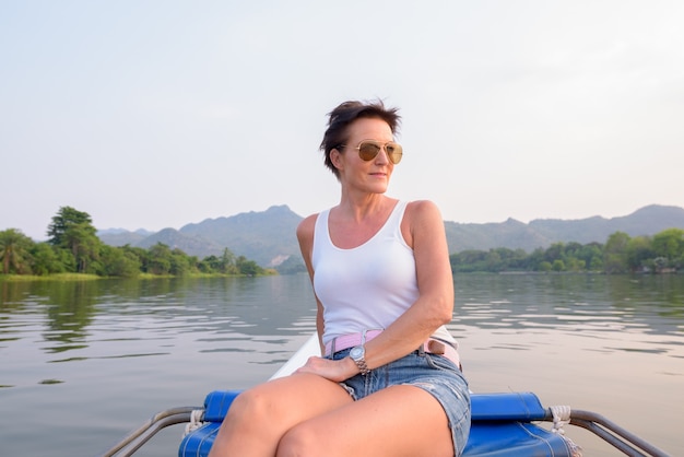 Donna matura bella turista scandinava che viaggia con la barca in Thailandia