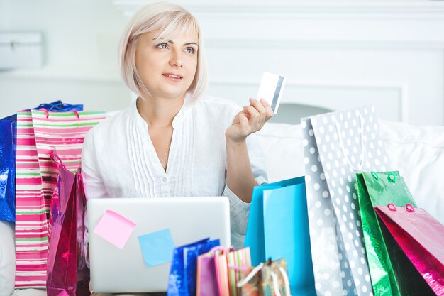 Donna matura che fa spesa online a casa