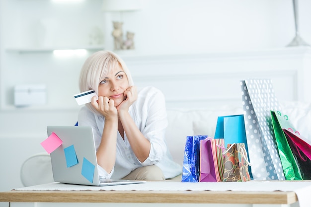 Donna matura che fa spesa online a casa