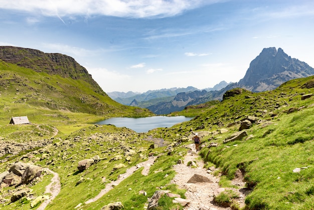 Donna matura che fa un'escursione nelle montagne di Pirenei