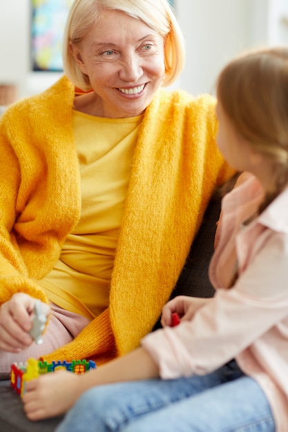 Donna matura che gioca con il bambino