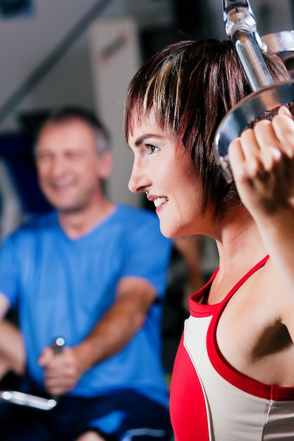 Donna matura che si esercita in palestra