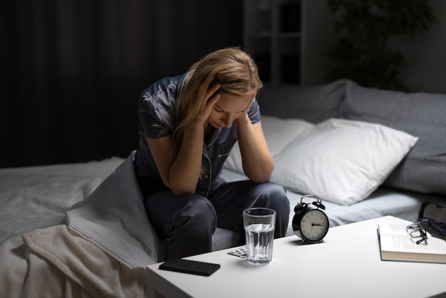 Donna matura esausta con disturbi del sonno