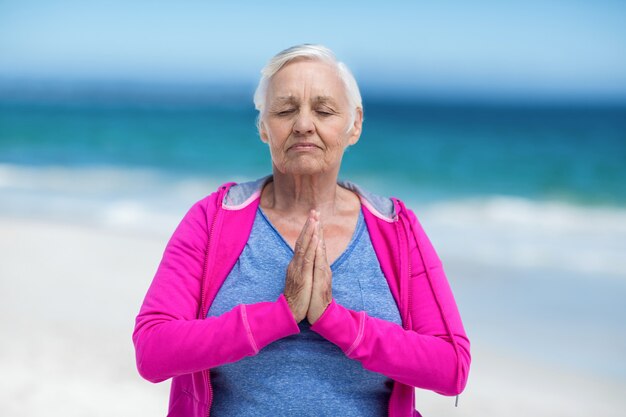 Donna matura premurosa meditando