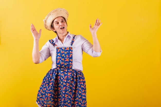 Donna matura vestita con abiti tipici della Festa Junina Ammirazione impressionata