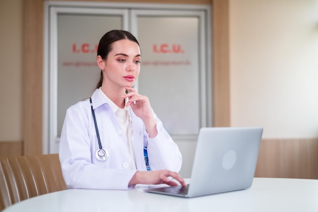 Donna medico che utilizza il computer per il trattamento della telemedicina