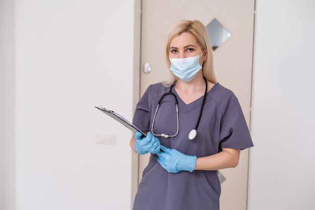 donna medico su sfondo bianco.