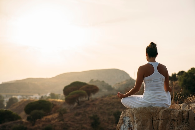 Donna, meditare, montagna