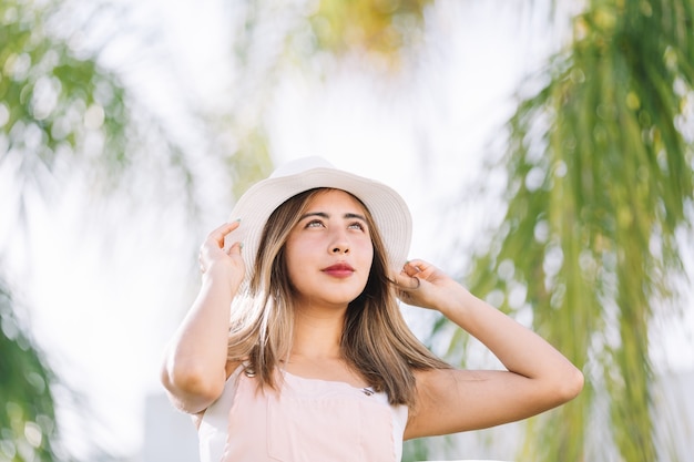 Donna messicana che indossa un cappello, vacanze estive