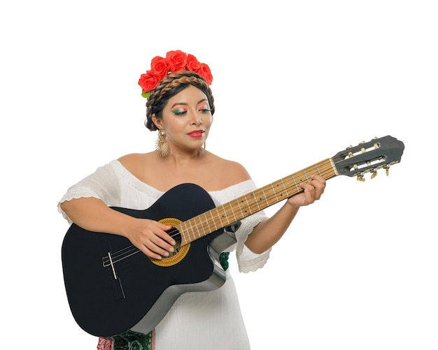 Donna messicana con la chitarra che indossa un abito bianco Ritratto in studio