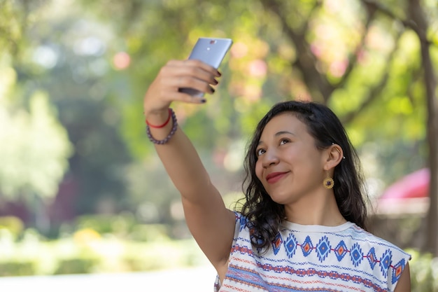 Donna messicana indigena che fa selfie all'aperto